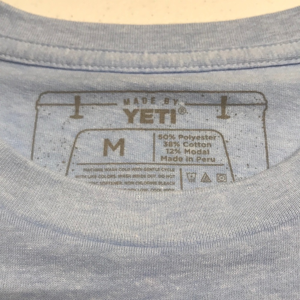 🆕 YETI Logo Light Blue Men’s Tee Shirt - Picture 3 of 3